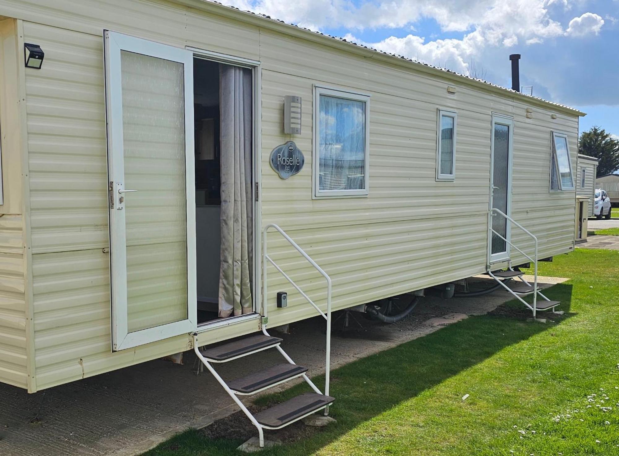 J.R. Holiday Homes Clacton-on-Sea Exterior photo